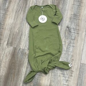 🇨🇦 the Over Company Newborn Gown